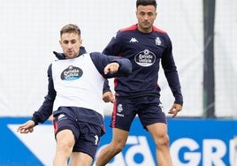 El Almeriense Barbero y Christian Herrera, dos ex rojiblancos, durante un entrenamiento con el Dépor