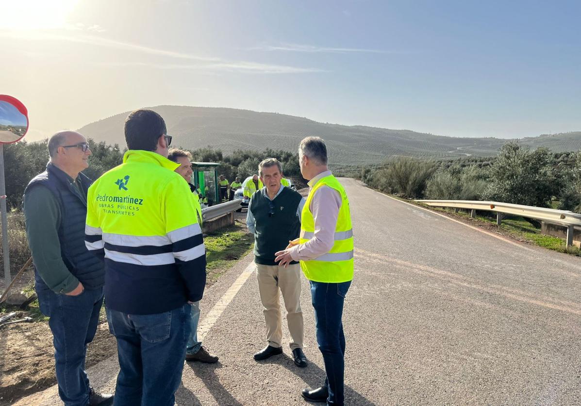 El diputado José Luis Agea y el alcalde de Chiclana de Segura, Santiago Rodríguez, visitan las obras.