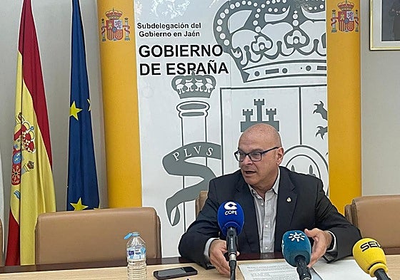 El subdelegado del Gobierno, Manuel Fernández, en la rueda de prensa.
