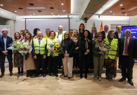 Los galardonados posan con los méritos y petos de honor del Banco de Alimentos de Granada.