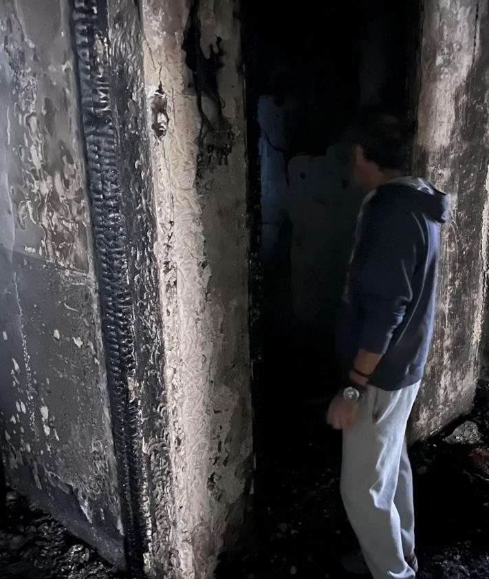 Imagen secundaria 2 - Por orden, basura con restos recogidos por Rafael; cama con palets sobre la que dormían; y primera planta incendiada.