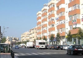 Imagen de archivo de una calle de Roquetas de Mar, municipio almeriense donde convive más de un centenar de nacionalidades diferentes.