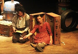 Las actrices Laura Villanueva y Eva Azpilikueta, sobre el escenario