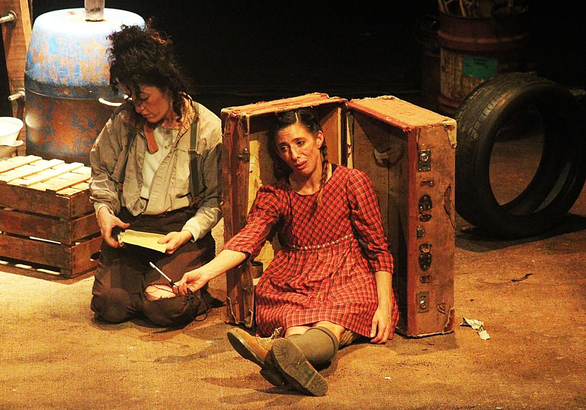 Las actrices Laura Villanueva y Eva Azpilikueta, sobre el escenario