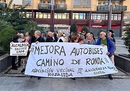 Concentración de los vecinos de Camino de Ronda para pedir más frecuencias de autobús al Centro.