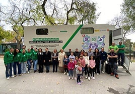 Autobús promocional de la campaña para la corresponsabilidad en los cuidados de salud, en el parque de la Concordia.