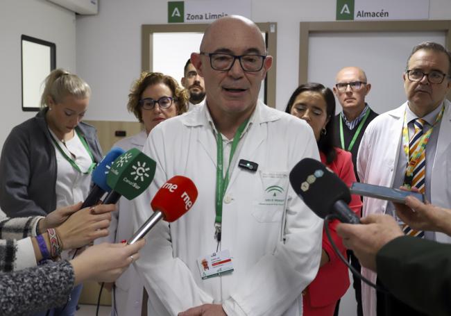 El doctor Javier López Hidalgo habla con los periodistas.