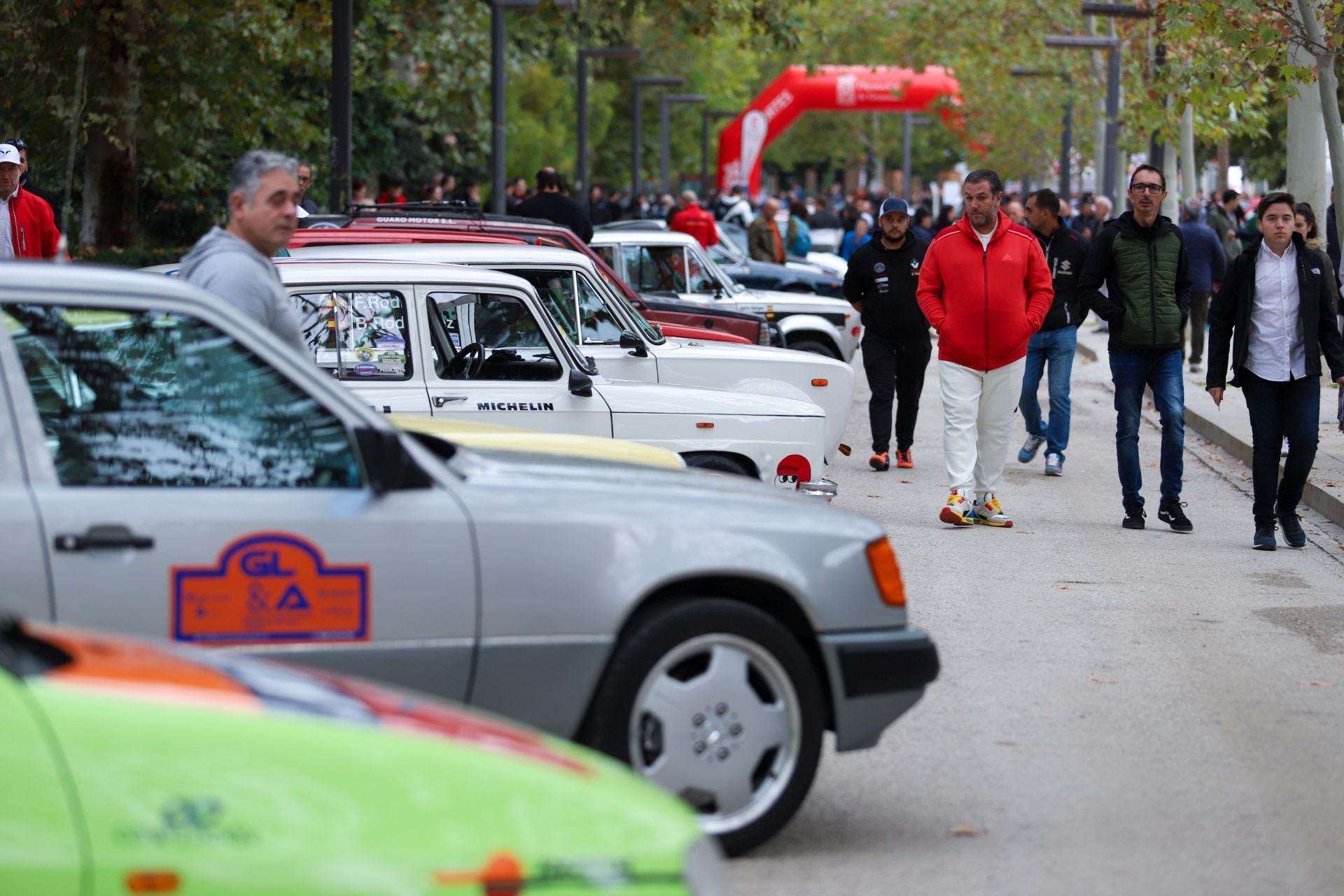 El Rally Primeras Nieves llena Granada de coches clásicos