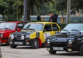 El Rally Primeras Nieves llena Granada de coches clásicos