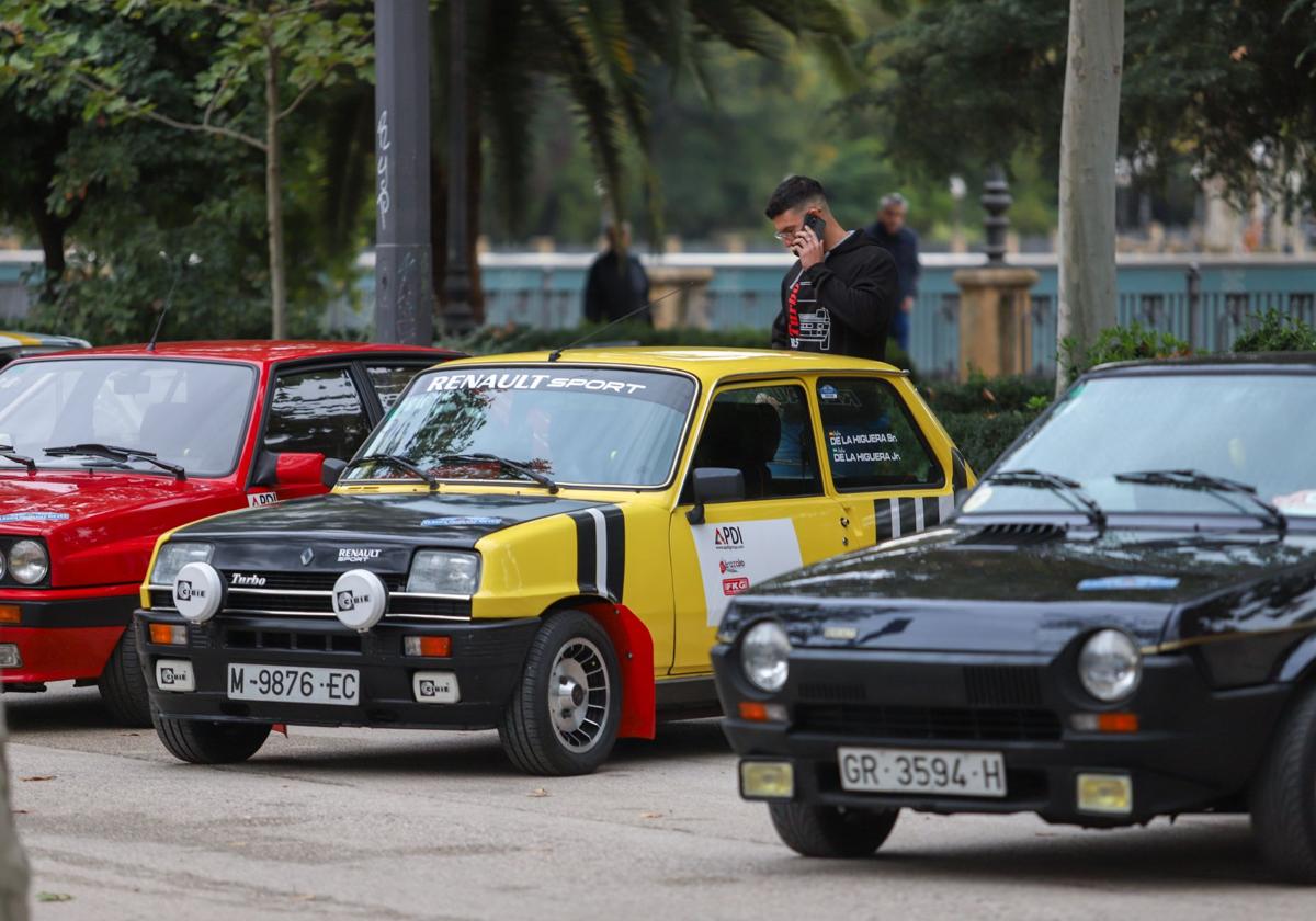 El Rally Primeras Nieves llena Granada de coches clásicos