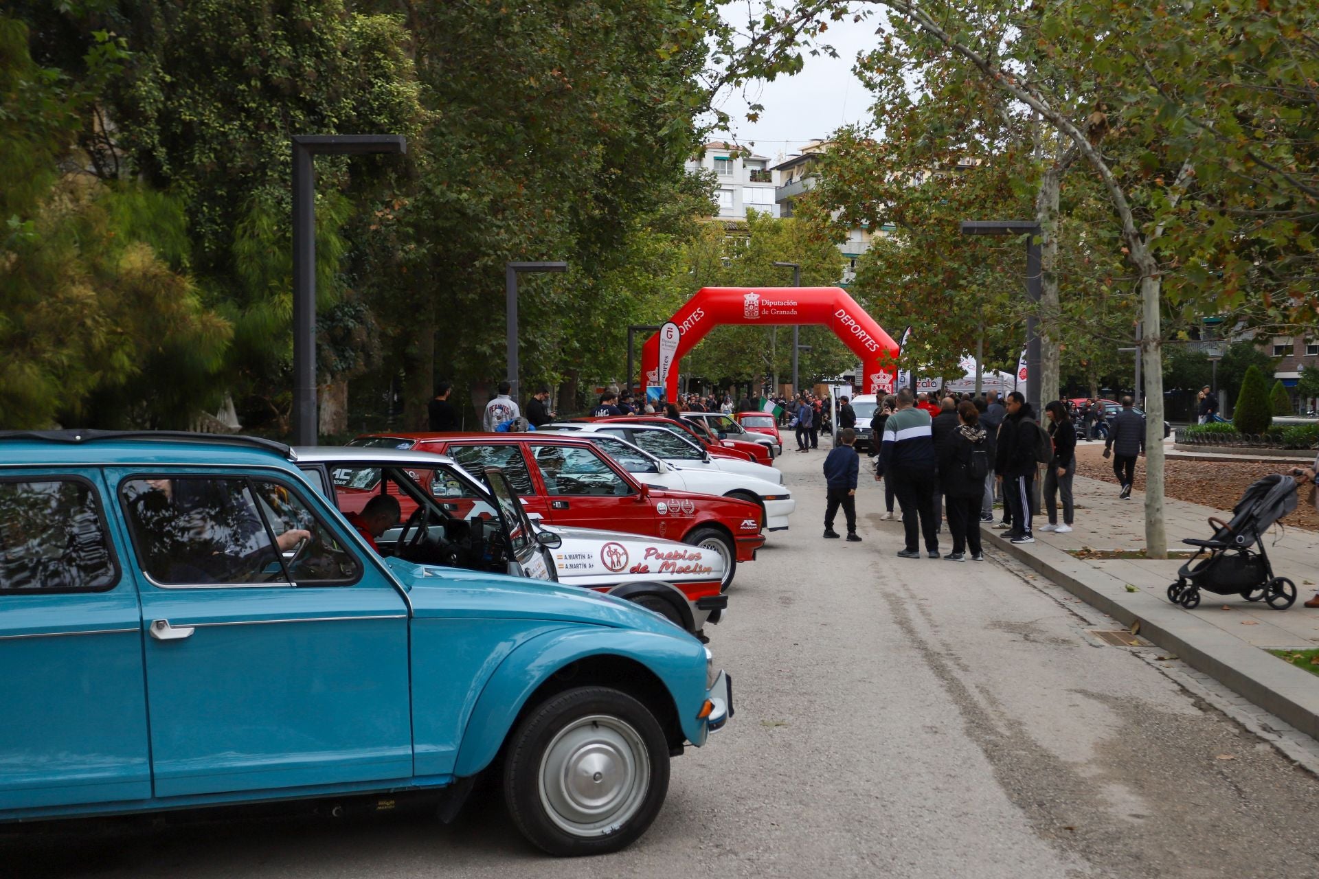 El Rally Primeras Nieves llena Granada de coches clásicos