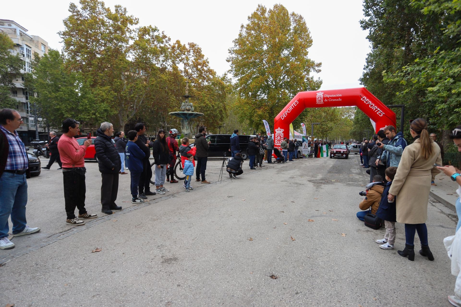 El Rally Primeras Nieves llena Granada de coches clásicos