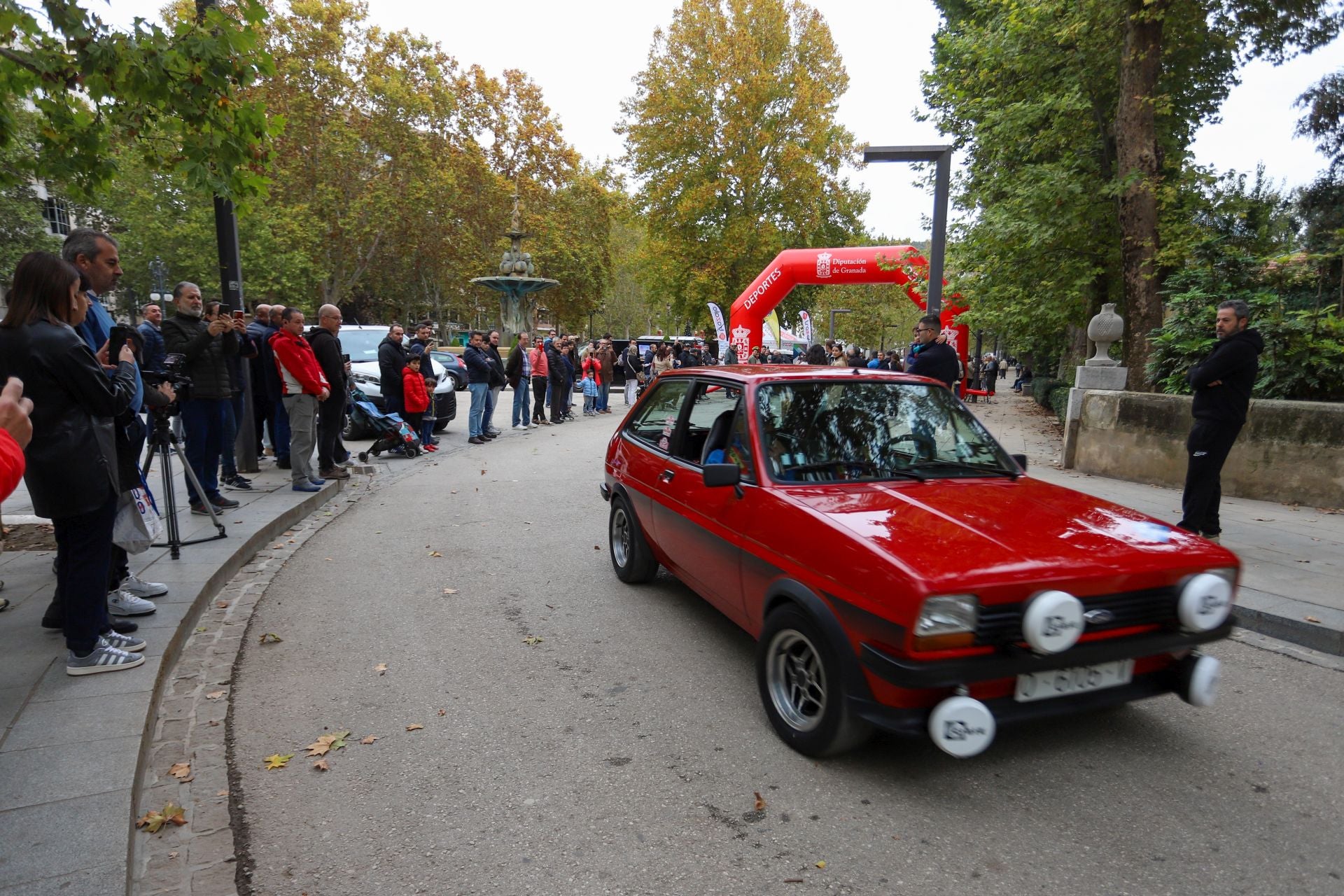 El Rally Primeras Nieves llena Granada de coches clásicos