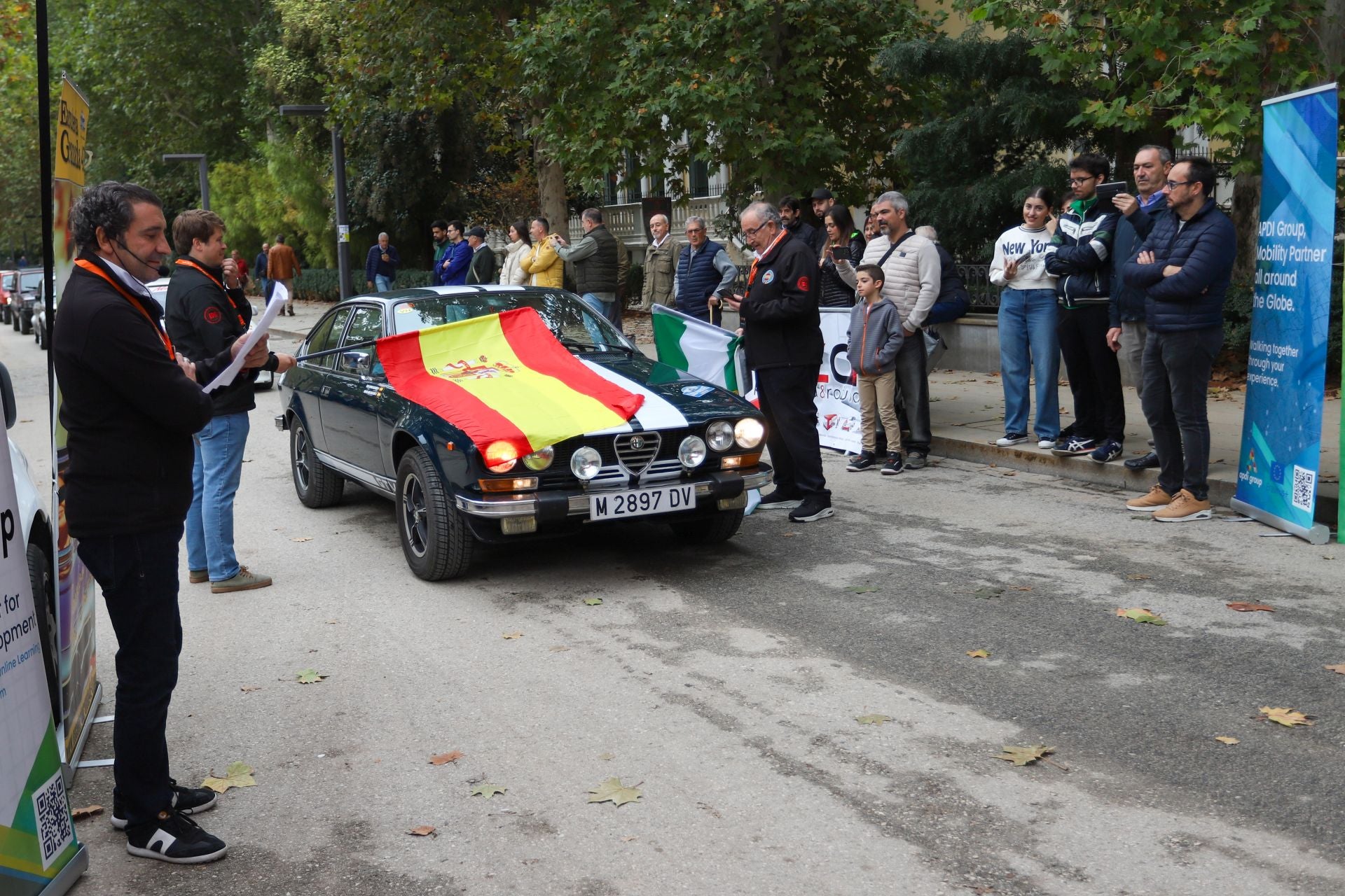 El Rally Primeras Nieves llena Granada de coches clásicos