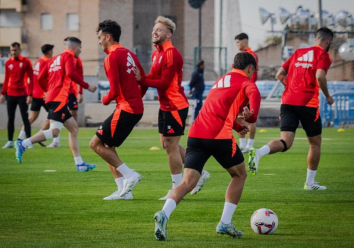 Un instante del último entrenamiento del Granada.