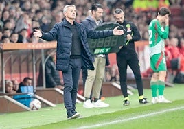 Fran Escribá abre los brazos durante el partido en El Molinón.