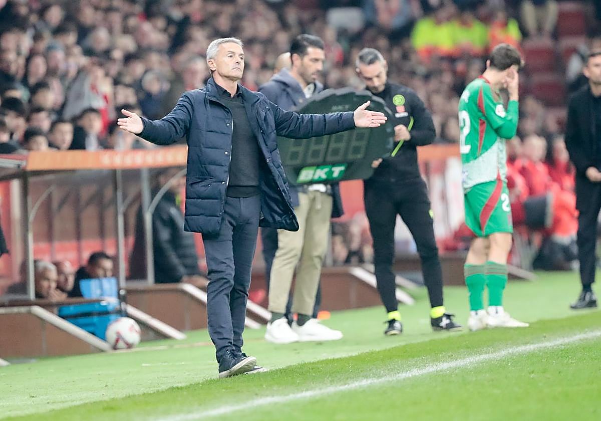 Fran Escribá abre los brazos durante el partido en El Molinón.