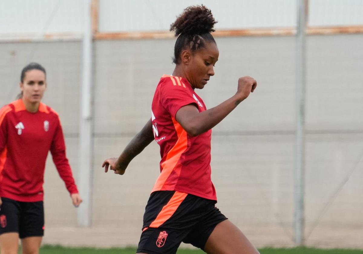 Jujuba juega un balón ante la mirada de Ari Mingueza en un entrenamiento de la semana.