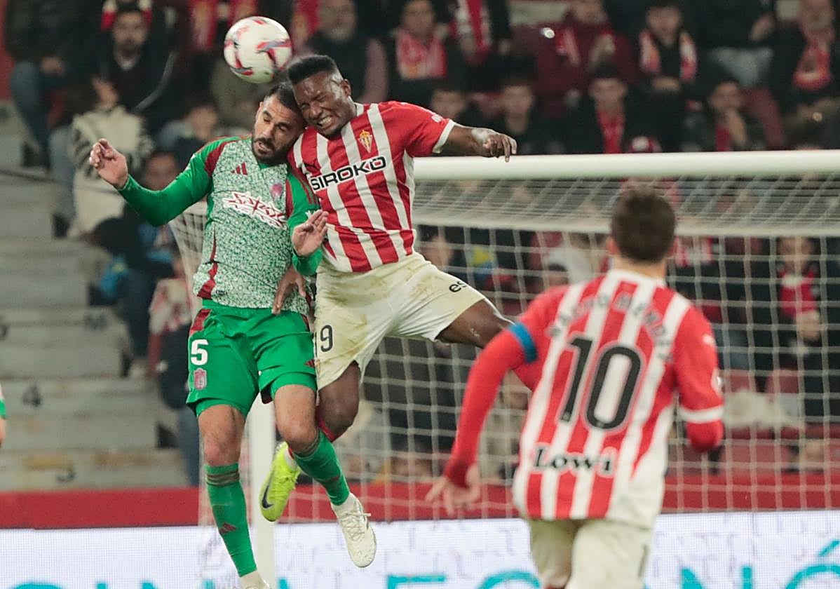 Pablo Insua pugna por un balón aéreo con su excompañero Juan Otero.