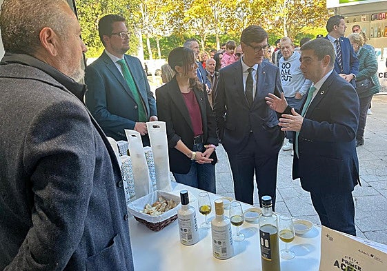 Reyes explica a Salvador Illa la calidad de los aceites tempranos.