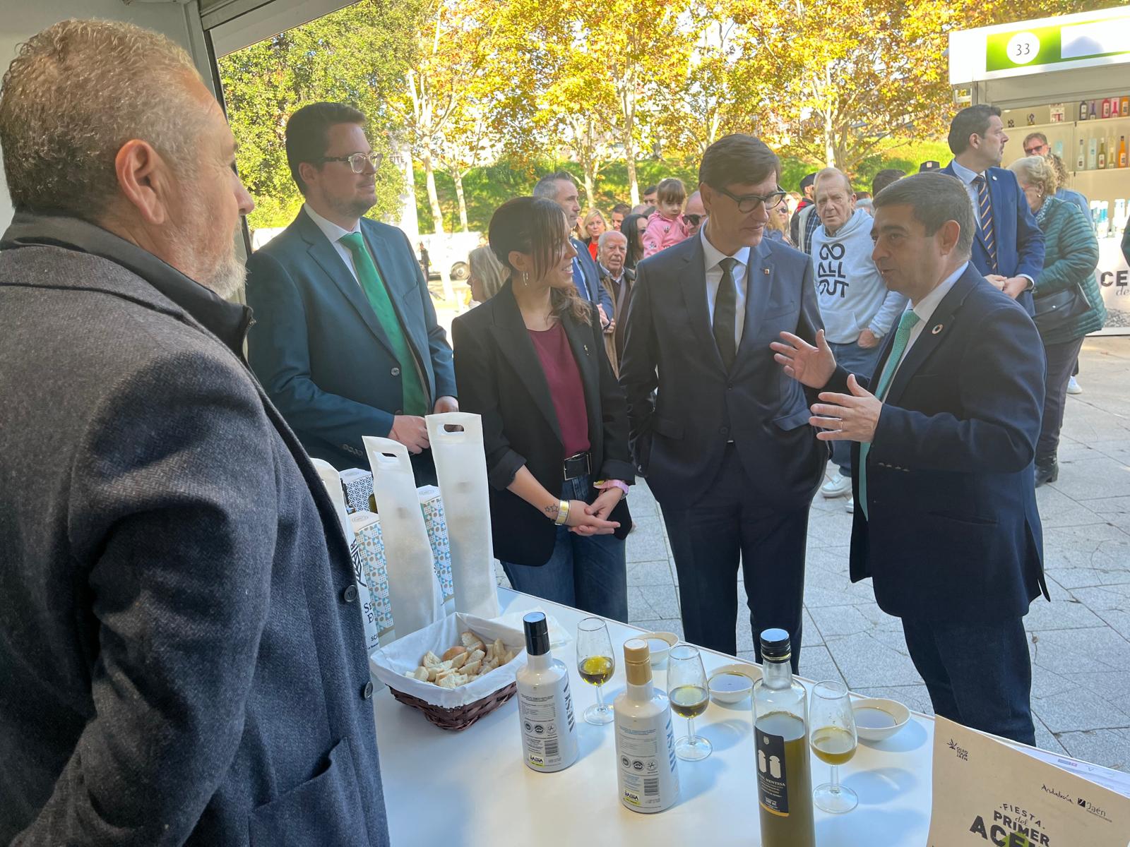Reyes explica a Salvador Illa la calidad de los aceites tempranos.