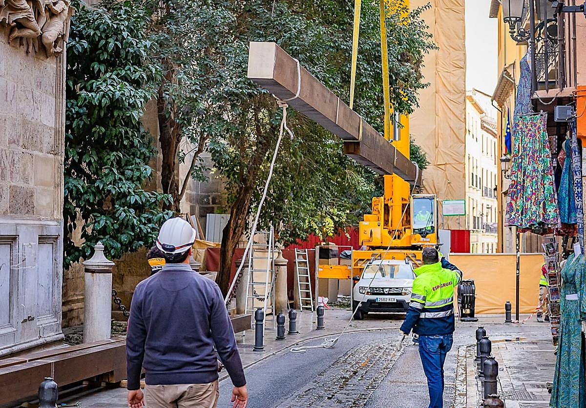 Imagen principal - Operación de levantamiento de las vigas. 