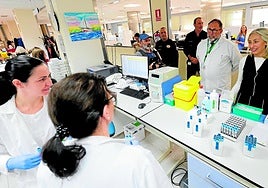 La consejera de Salud y Consumo de la Junta, Rocío Hernández, el viernes durante su visita al Hospital Clínico de Málaga.