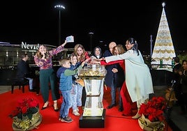 El Nevada Chopping ilumina su árbol de navidad.