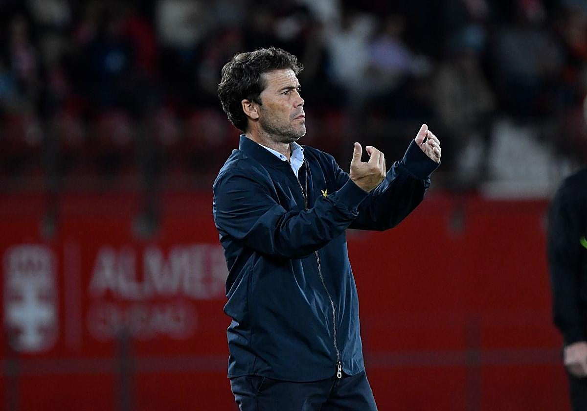 Rubi dando intrucciones desde el banquillo