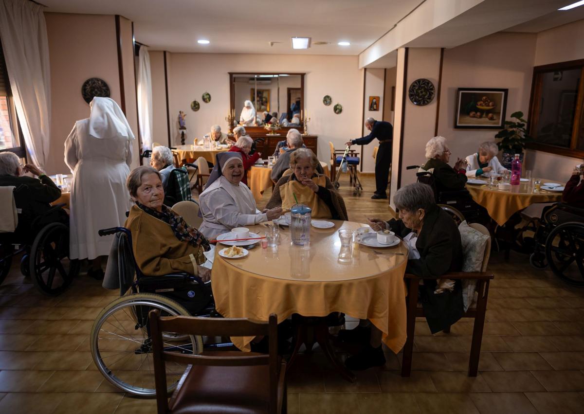 Imagen secundaria 1 - Sor Ana María poniendo desayunos, una imagen del comedor y Sor Evangelina, una hermanita de origen nigeriano, la última de las vocaciones que ha llegado a Granada, desde la casa de Jaén.