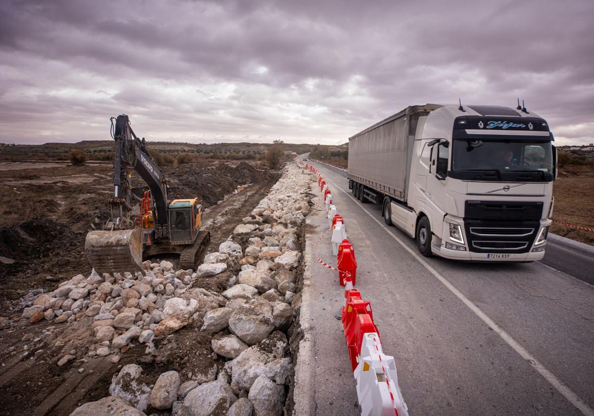 Imagen principal - Trabajos en el puente de la carretera Baza-Benamaurel. 