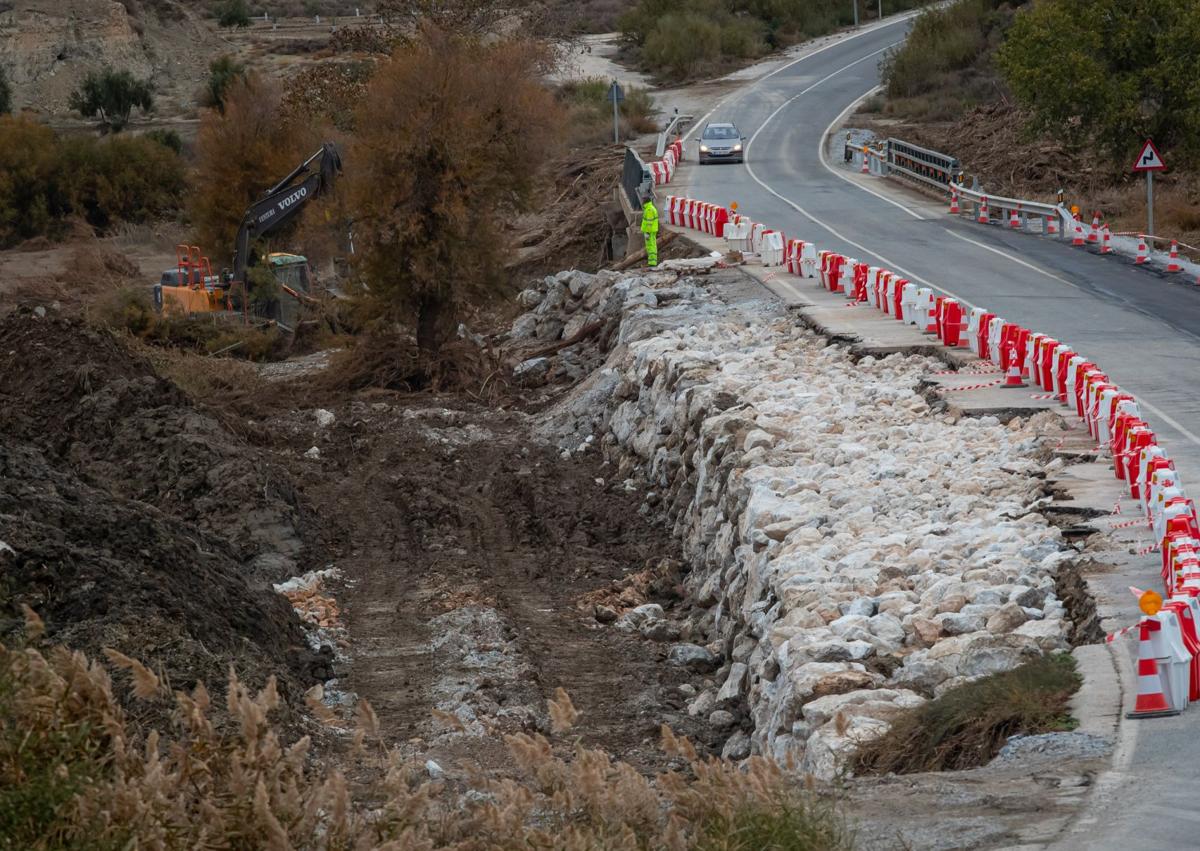 Imagen secundaria 1 - Trabajos en el puente de la carretera Baza-Benamaurel. 