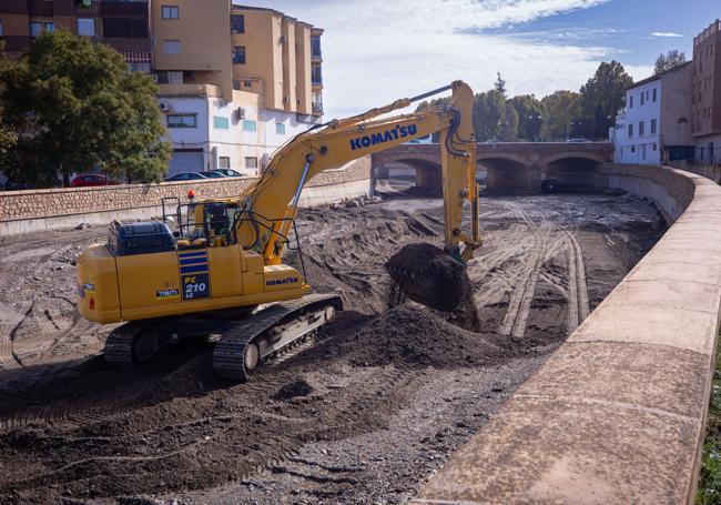 Rebajando el lecho del Río Verde en Guadix.