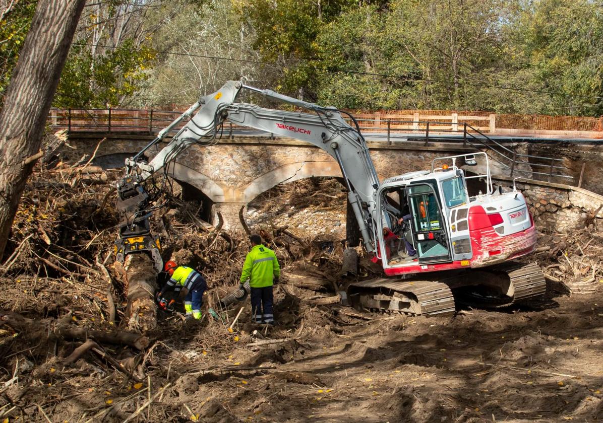 Las máquinas retiran troncos y volúmenes ingentes de lodo que colapsaron puentes y carreteras en las riadas del día 29 de octubre.