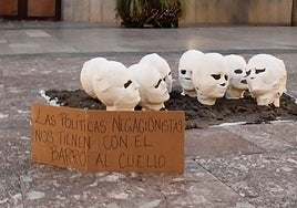 Escultura colocada frente al Ayuntamiento de Granada.