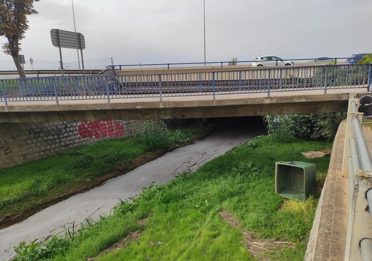 Río con vertido a su paso por el Tico Medina.