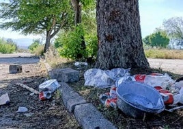 Los alrededores del Hipergranada, tras un botellón.