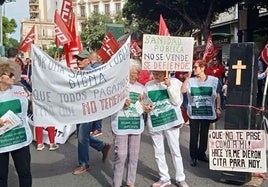 Almería se echa a la calle contra la precarización de la sanidad pública y el impulso de la privada