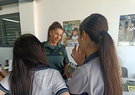 Una agente de la Guarcia Civil informa a estudiantes sobre el plan director de convivencia escolar.
