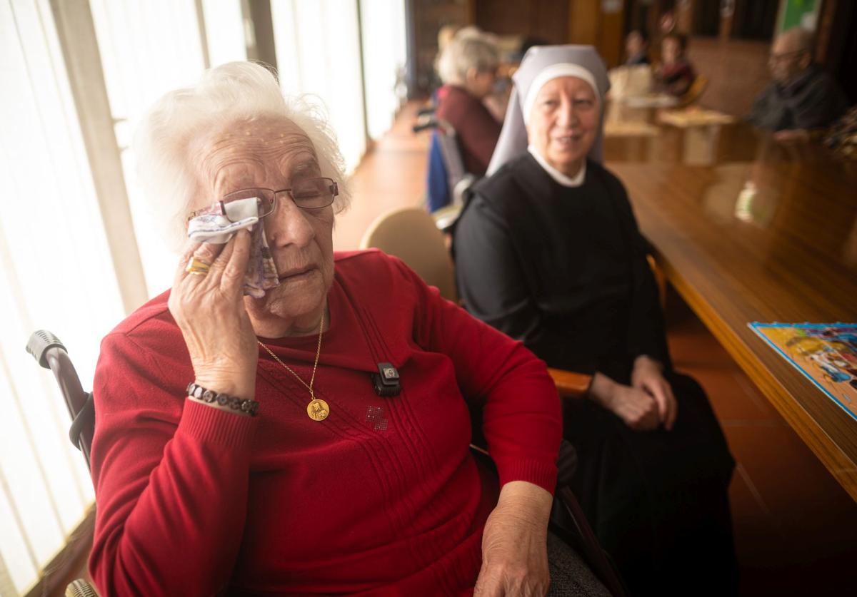 Imagen principal - Remedios, de cien años, emocionada hablando del adiós de las hermanitas. La sala de terapia y Etel, de 81 años, recitando su poesía mientras recibe un gesto de cariño de Sor Ana María.