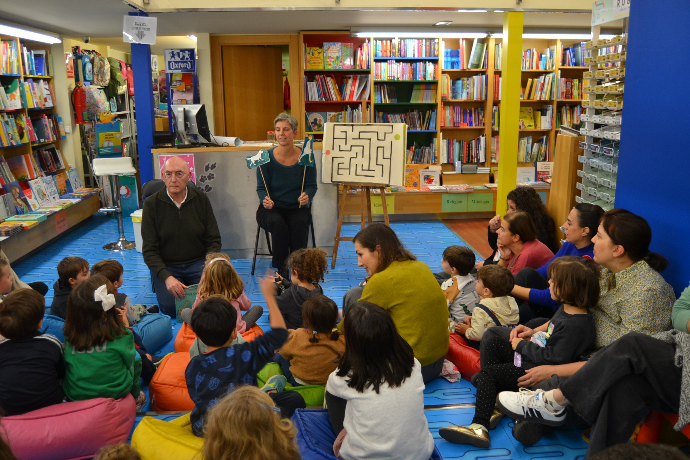 Antje Wichtrey interacciona con el público en la presentación.