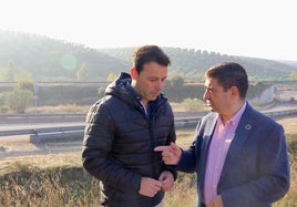 Javier Perales y Francisco Reyes, junto al ramal ferroviario de Linares a Vadollano.