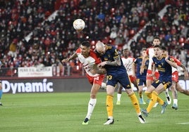 Chumi despeja en el último duelo de los rojiblancos frente al Mirandés.