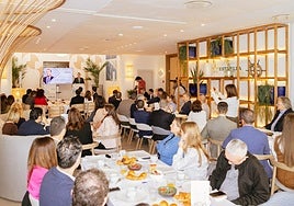 El consejero Sanz, durante su exposición ante el centenar de personas que ha asistido al desayuno informativo de IDEAL ALMERÍA.