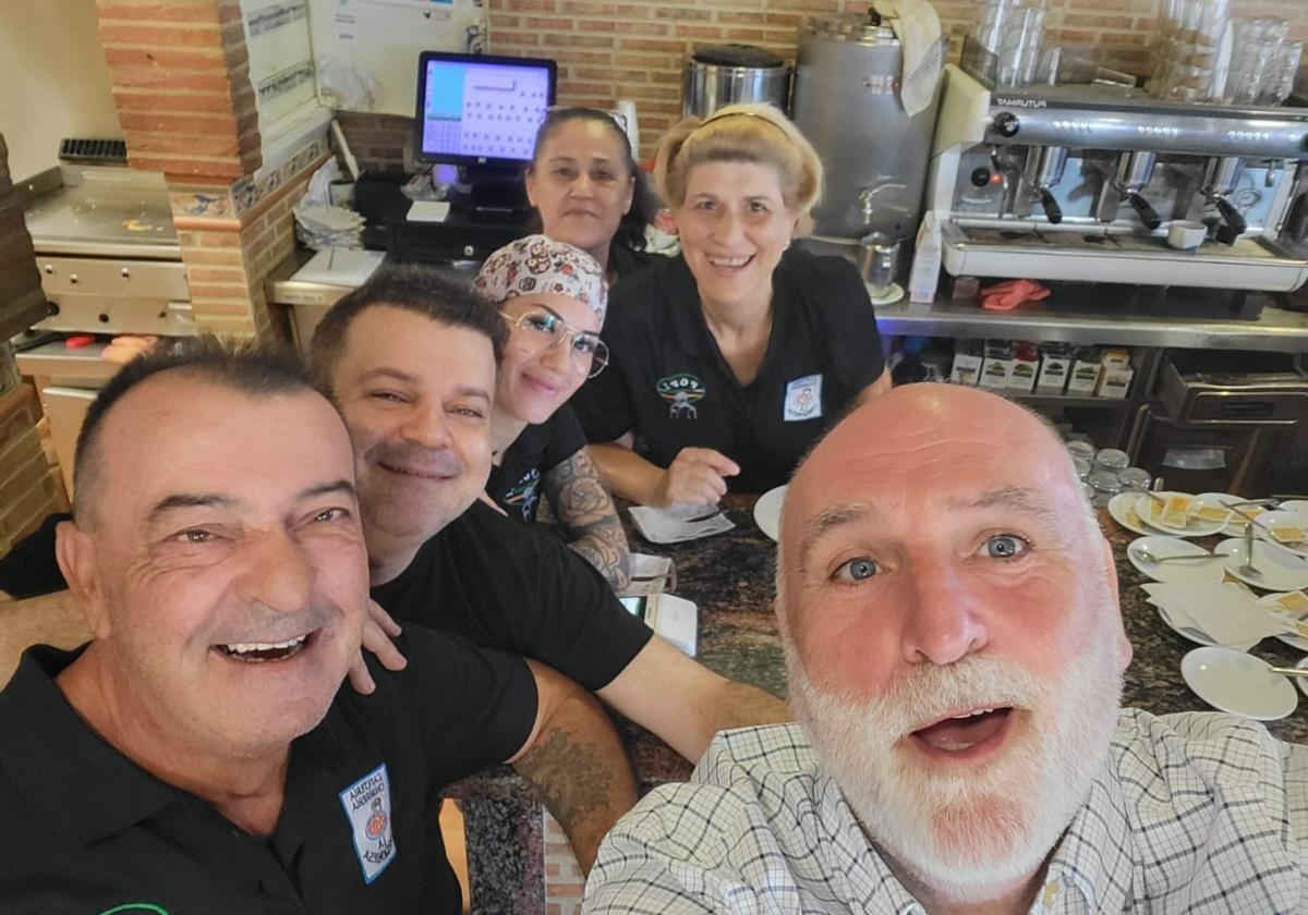 El chef José Andrés junto a los empleados de La Cordobesa.