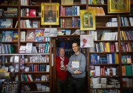 José Manuel, a la izquierda, y su hijo Javier, a la derecha, posan en el interior de de la librería El Sagrado Corazón