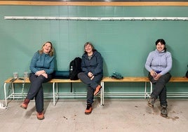 Susana, Salomé y Ángeles, en el polideportivo de Algemesí.