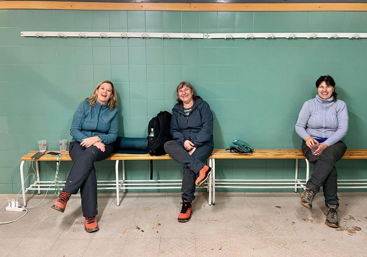 Susana, Salomé y Ángeles, en el polideportivo de Algemesí.