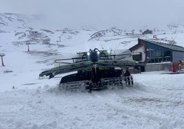 Las máquinas trabajando para consolidar la nieve caída en Sierra Nevada durante la última DANA.