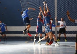 Los jugadores del Balonmano Maracena defienden un lanzamienro rival en un partido anterior.